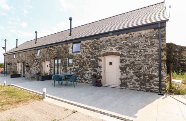 STABAL, pet friendly, character holiday cottage in Rhosneigr