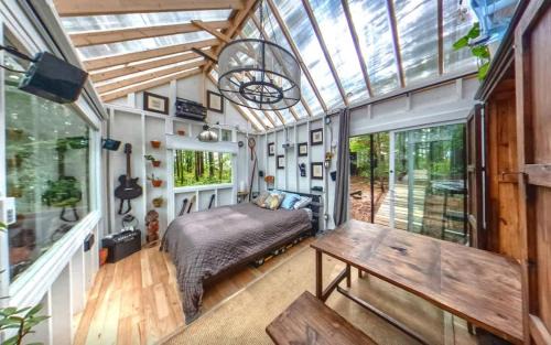 Stabbin Cabin #2 on Grant Island - Hot Tub, Boat, Pet Friendly