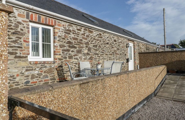 STABLE COTTAGE LLANDUDNO, pet friendly, with a garden in Llandudno