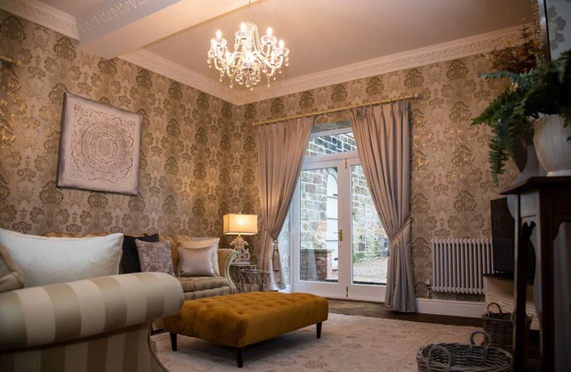 STABLE COTTAGE, pet friendly, luxury holiday cottage in Mayfield