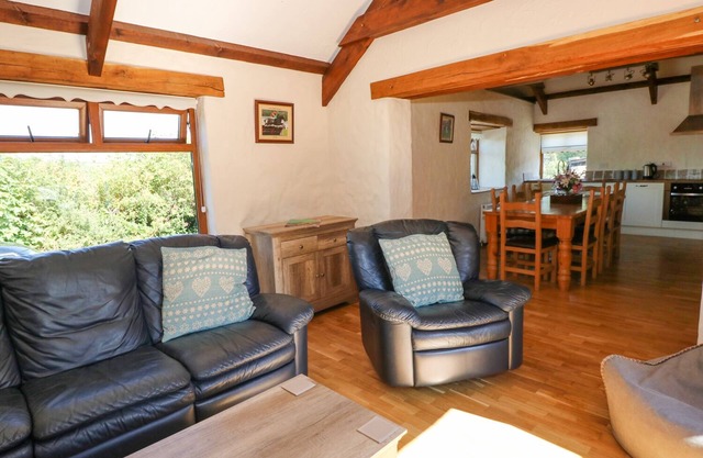 STABLE COTTAGE, animaux acceptés, avec bain à remous à Efailwen, Réf 973755