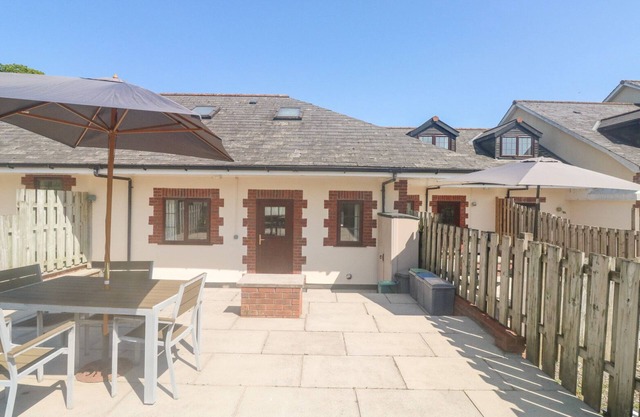 STAGS COTTAGE, pet friendly, with a garden in South Molton
