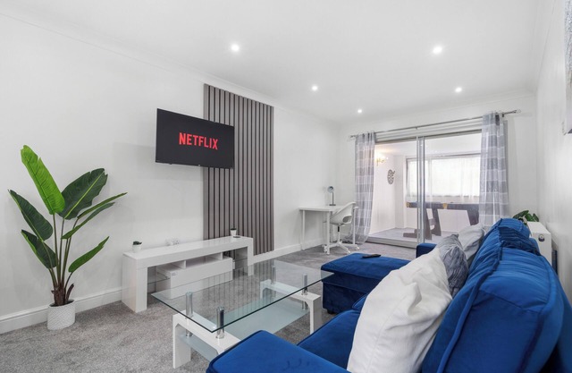 Staines House-3bed-Sleeps7- FreeP-Close to Airport