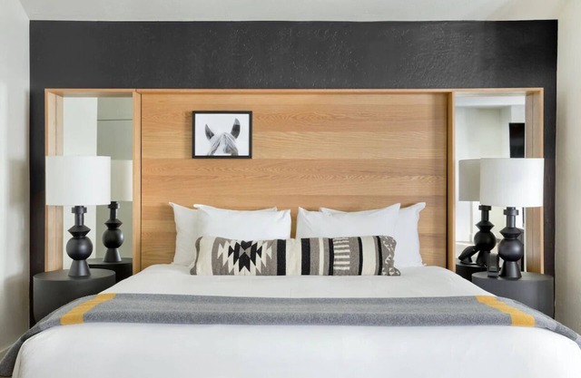 Standard King, Gravity Haus, Heated Pool, Steps from Ski Lifts