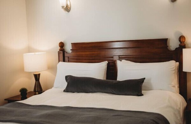 Standard King Guestroom · The Jefferson Inn Rm. 10