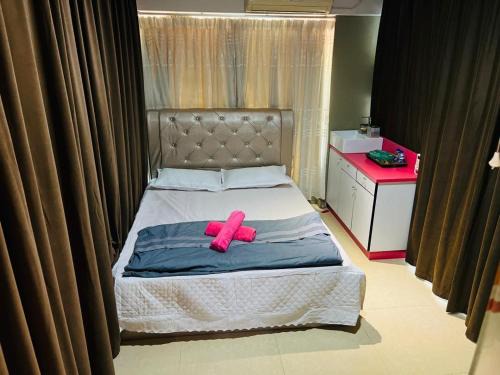 Standard Queen room with shared bathroom by MyPOCKETT