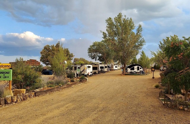 Standard RV Site (up to 28'), Pull Through, Full Hookup (30/50 amp)