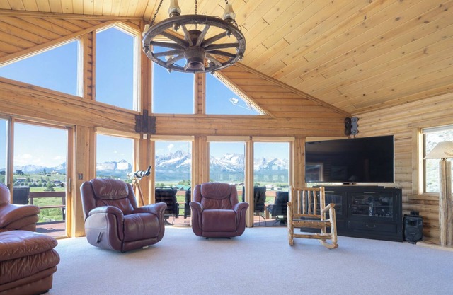Stanley House - Custom Log Home avec vue panoramique sur la montagne en dents de scie