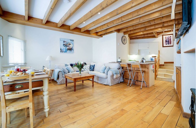 Stanley House used as Doc Martin's nail bar, sleeps 6+dogs