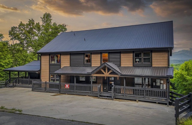 Star-A-Lago Lodge: 11-Bedroom Smoky Mountain Cabin with Pool, Hot Tubs, Theater, and Game Room