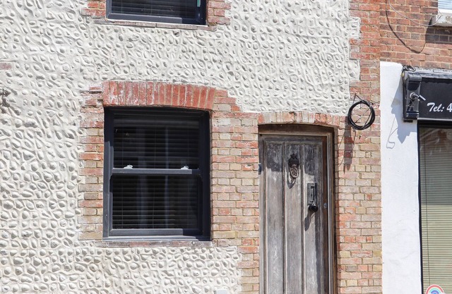 STAR COTTAGE, pet friendly, character holiday cottage in Eastbourne