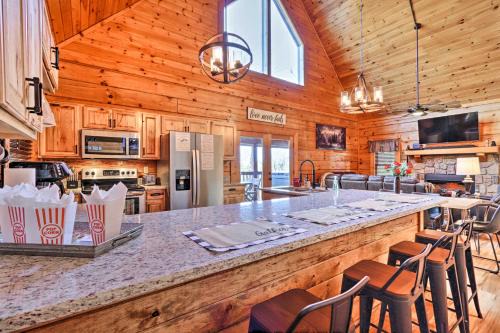 Star Lite Cabin Hot Tub, Deck and Pool Table