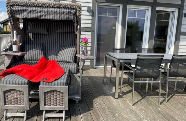 Tribord: sauna, vue mer, cheminée, terrasse, 2 places de parking