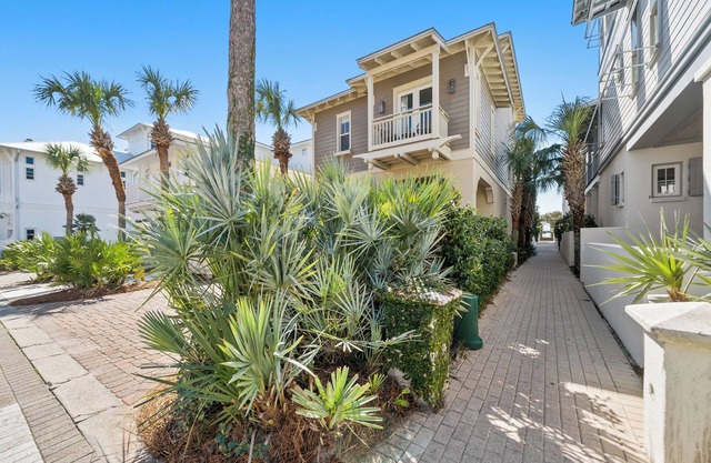 Starburst Beach House - un lot au large de la plage, sur la promenade, piscine privée, grill