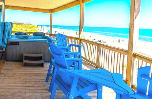 Beachfront 6 bedroom home with HOTTUB in beautiful Surfside Beach with WiFi, AC