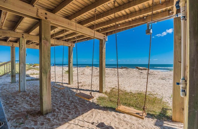 Starfish Swim-up Beachfront on spacious car-free beach