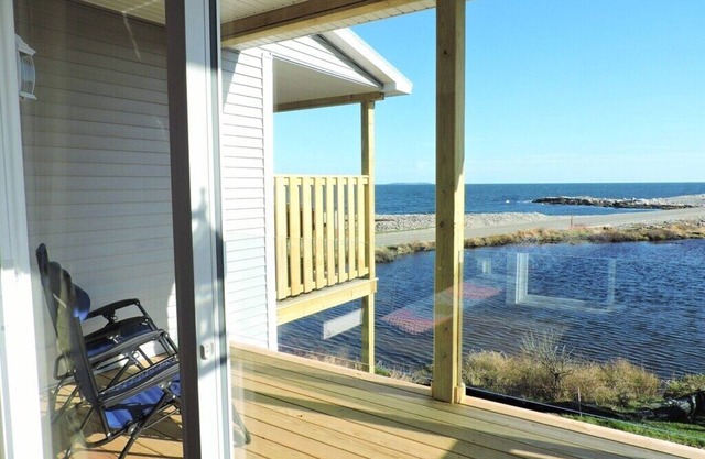 Profitez de la vue sur l'océan Atlantique depuis un balcon privé, à quelques pas de l'Acadie