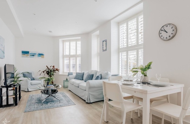 StarHost Residences | Large Modern 2 Bedroom Apartment in Guildford