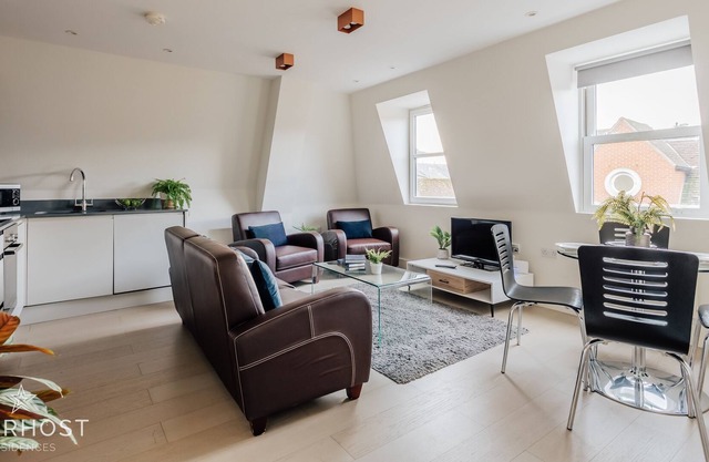 StarHost Residences | Stylish 2 bed apartment in the centre of Guildford