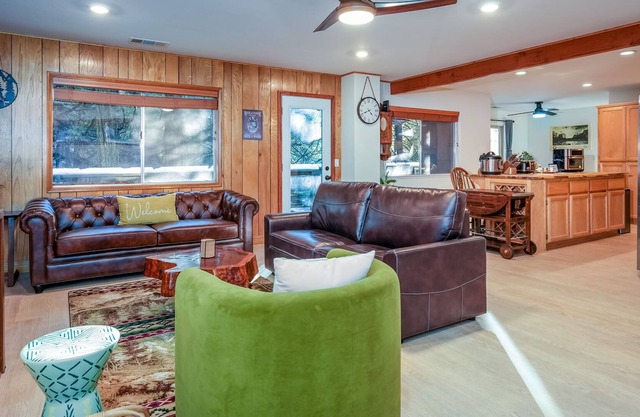 Starlight Cabin-hot tub-fire pit-game room and more!
