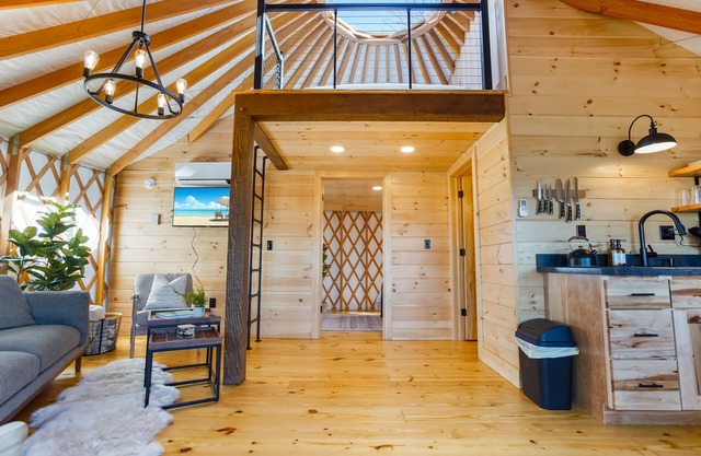 Starlit Haven YURT 2 w/ HOT TUB, Smart TV + VIEWS!