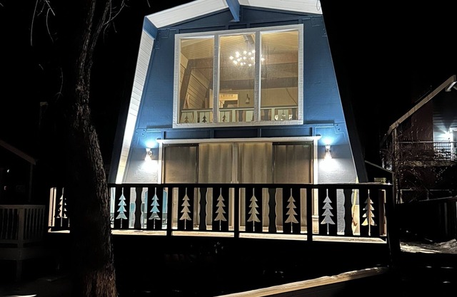 Starlite Lodge - Cozy Mid-Century Hideaway - Walk to Lake!