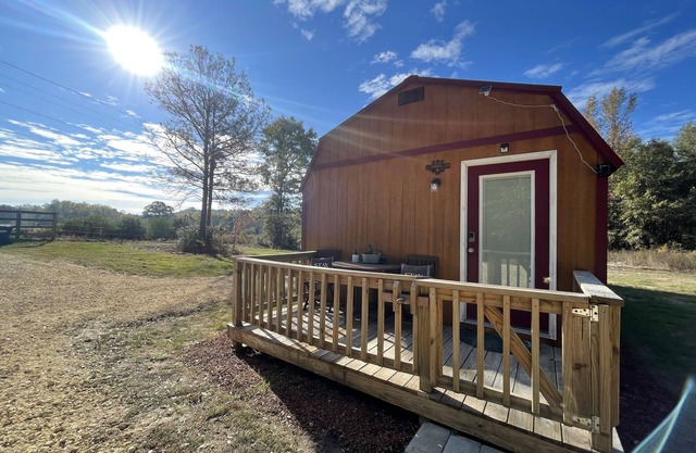 Starry Sky Nights & Country Living on 40 acres Tiny Home