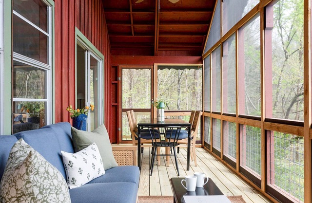 Mountain Views, Screened Porch, Large Deck, Kayaks, LuxBeds, Games, & Fiber!