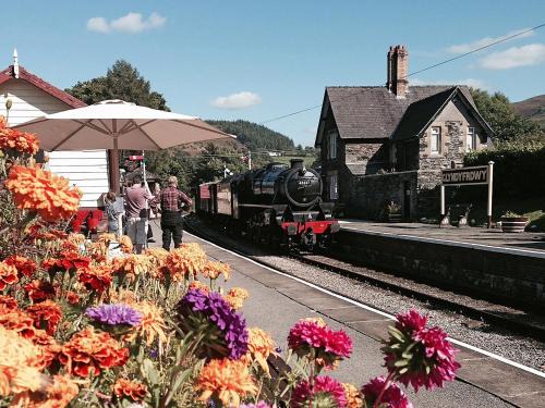 Station House - Hw7742