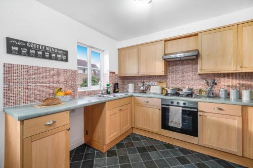 Station & Shops 3min walk I Heathrow 15 mins I x2 Ensuites I Parking x2