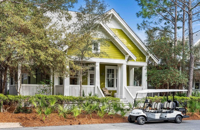 Vibrant WaterColor Haven: Electric Cart, Closet to Camp WaterColor, & Green Space Galore