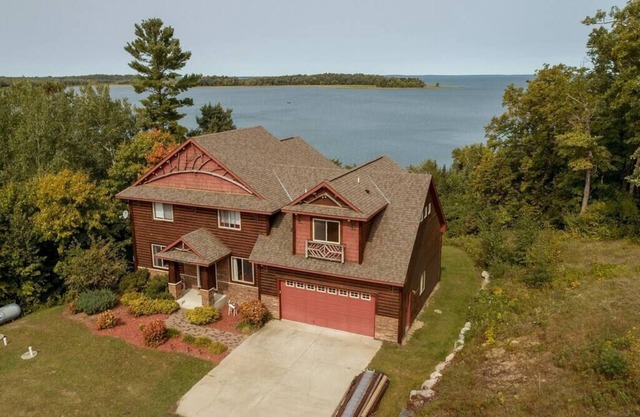 Stay 4 for 3! Spacious Leech Lake Home on 2 Acres, Boat Lift, Dock, Swimming, Fi