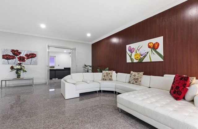 STAY 4, PAY 3 is a great reason to stay @ Loemans Lodge near Airport, Sleeps 10