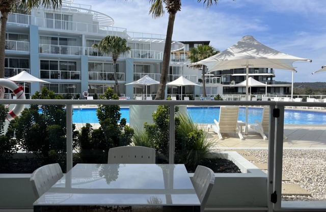 Walk to beach, shops, cafes & restuarants