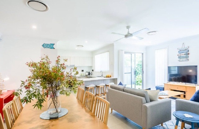 Close to beach,cafes,restuarants+ pet friendly