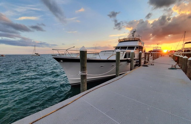 Restez à bord du luxueux yacht à moteur "Fantasea"