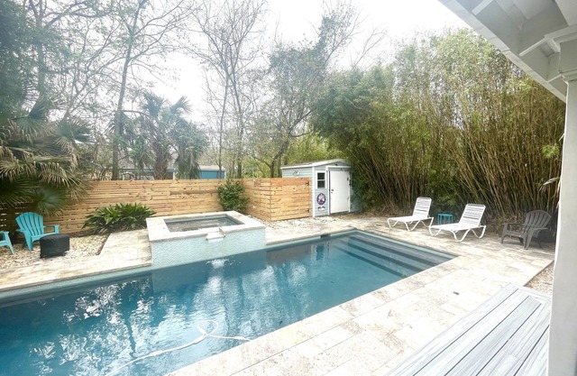 Restez à Bay Haven! Un bungalow bohème avec piscine privée