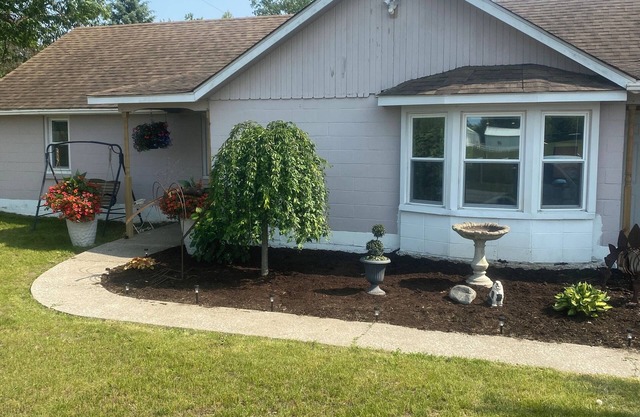 Stay at Gloria’s Getaway, a tranquil pastoral setting minutes from everything!
