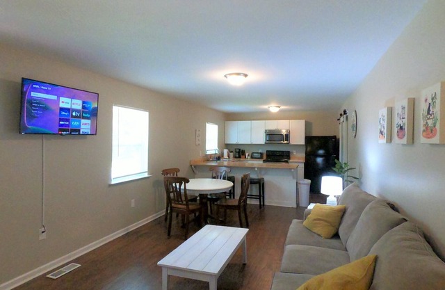 Newly Remodeled 3 bed/2 bath 10 Minutes from DT (10)