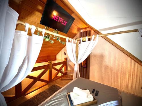 Stay by Home Deluxe Apartment WiFi-PS4-TV-Loft-Bath-Kitchen