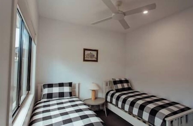 Stay by the lake! 2 bedroom granny flat