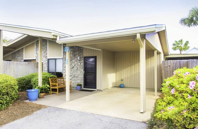 Stay close to Pool and beautiful Miramar Beach In Great Resort with lots to do!