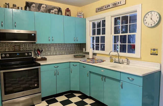 Stay downtown within walking distance of restaurants, shopping, and breweries!