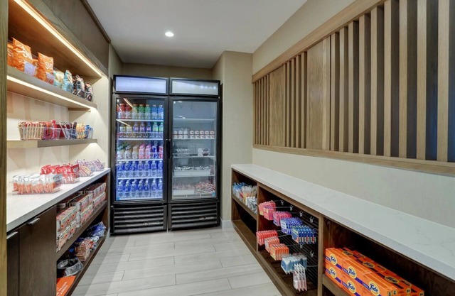 Stay In great Shape! Minutes to Levi's Stadium, w/ Outdoor Pool