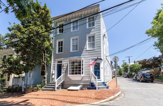 Available for CW 2025 2 blocks from Main St with parking - dog-friendly