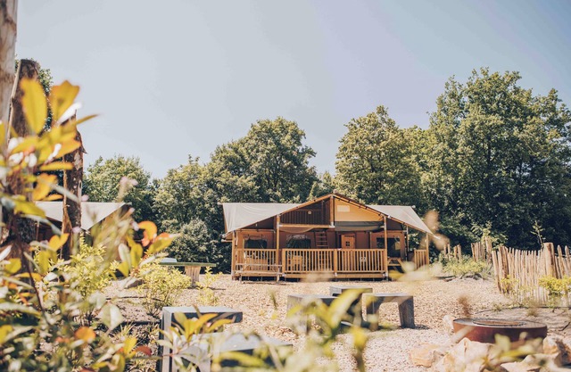 The Ranger Lodge offers a luxury glamping experience for 8 people at Veluwepark Bosgraaf, complete with modern amenities.