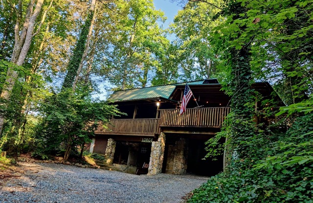 Stay in the Treehouse Lodge! Hot tub, game room, fire place, wrap around porch!