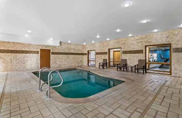 UFO Capital Stay – Modern Suite with Top Amenities - Indoor Pool & Breakfast!