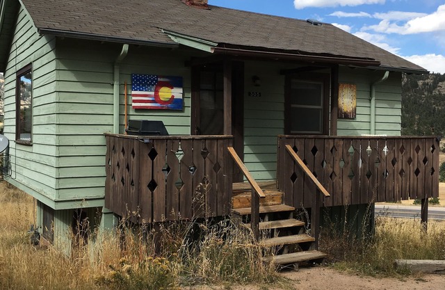 L'été est là. Profitez de rester dans cette charmante cabine rustique à Estes Park Co