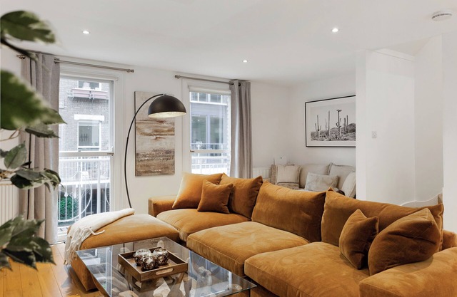 Stay in this stylish 3-bedroom apartment in Battersea on the River Thames